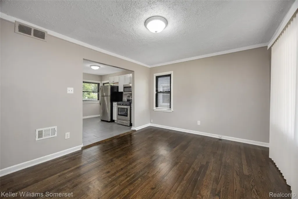 8289 Ford Avenue Warren City MI 48089