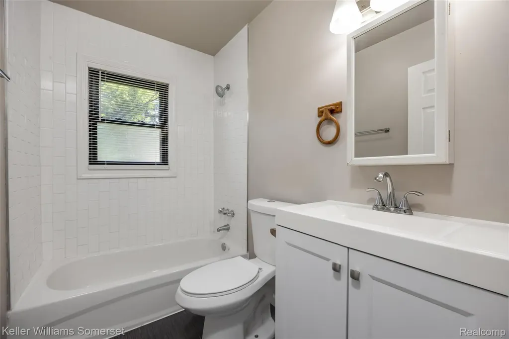 8289 Ford Avenue Warren City MI 48089