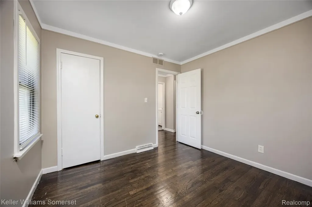 8289 Ford Avenue Warren City MI 48089