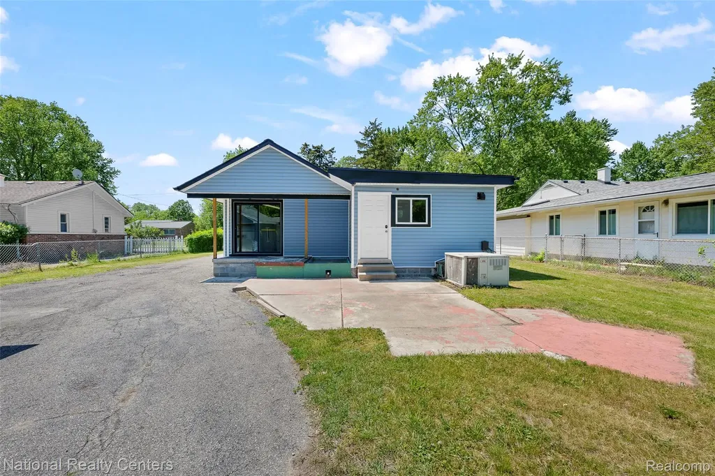 23284 Almira Street Southfield City MI 48033
