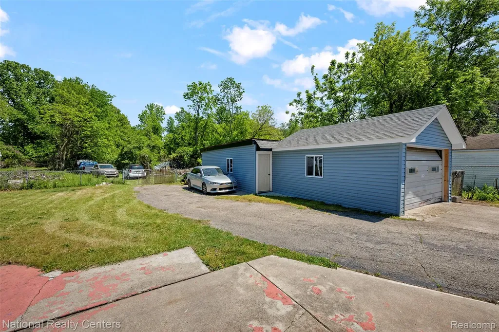 23284 Almira Street Southfield City MI 48033