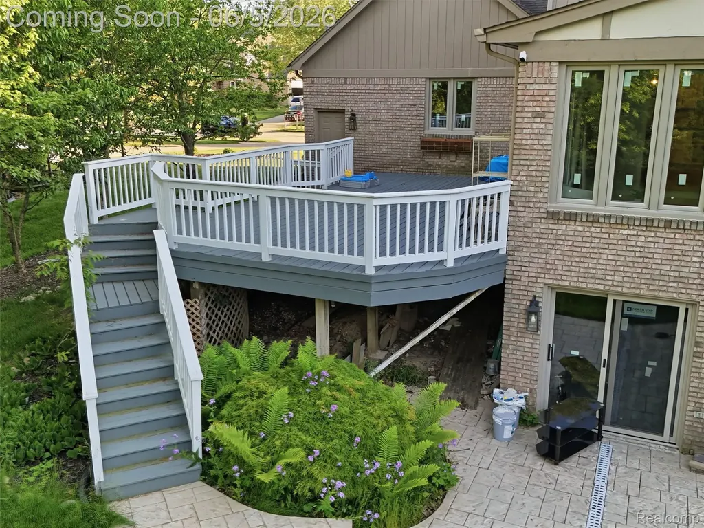 1232 Bradbury Drive Troy City MI 48098