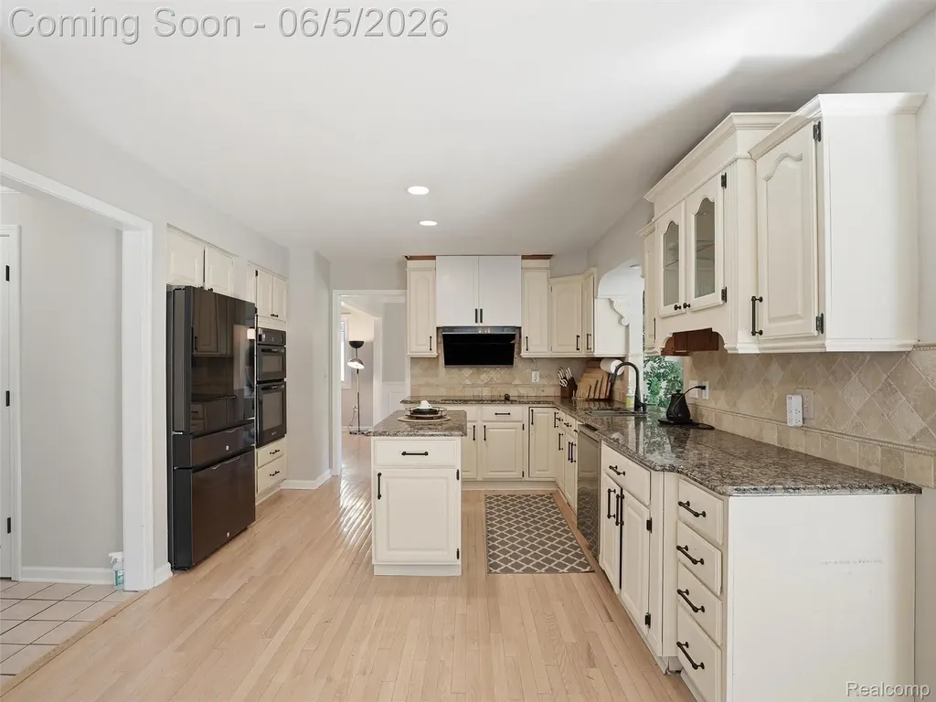 1232 Bradbury Drive Troy City MI 48098