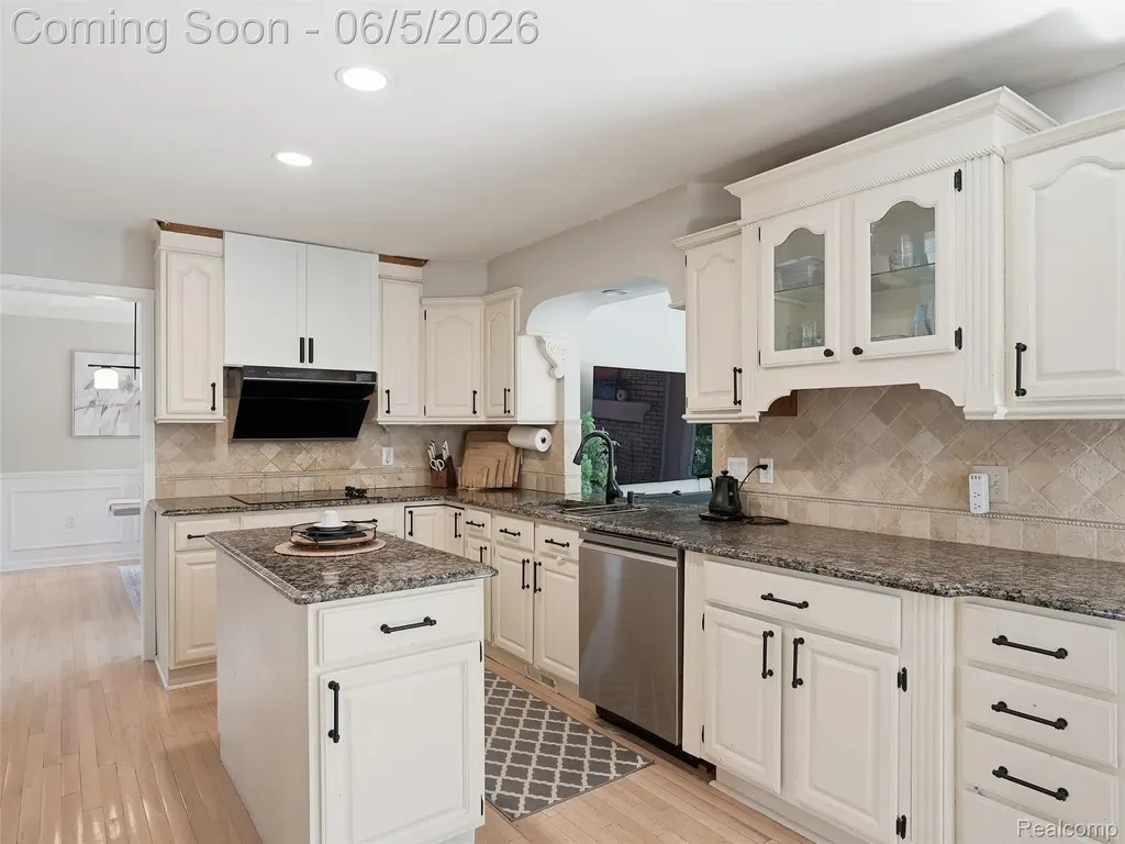 1232 Bradbury Drive Troy City MI 48098