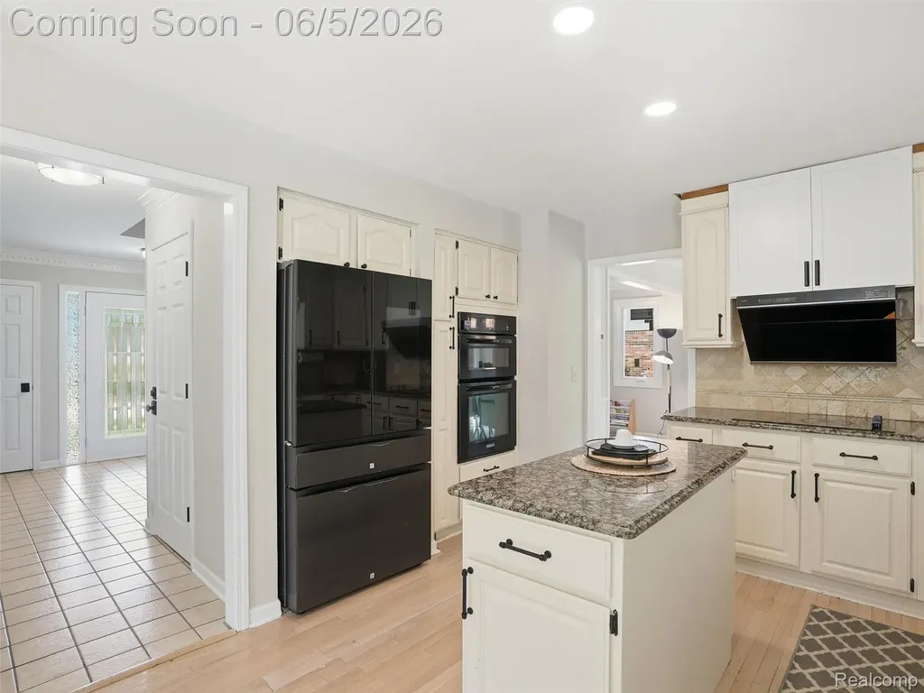 1232 Bradbury Drive Troy City MI 48098