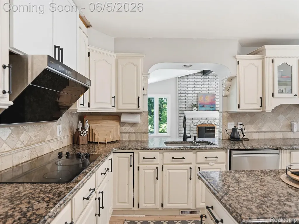 1232 Bradbury Drive Troy City MI 48098
