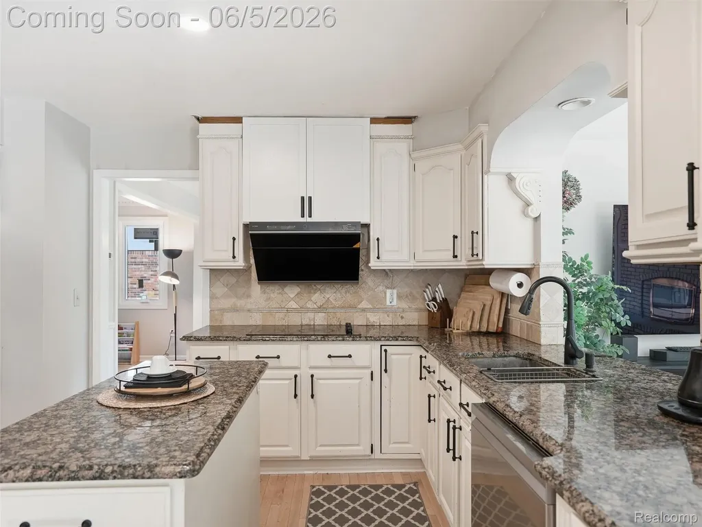 1232 Bradbury Drive Troy City MI 48098