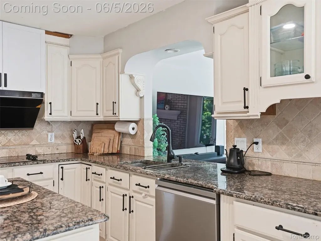1232 Bradbury Drive Troy City MI 48098