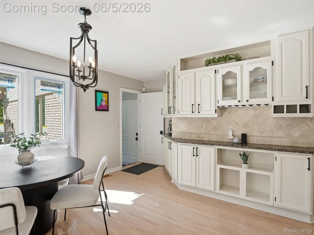 1232 Bradbury Drive Troy City MI 48098