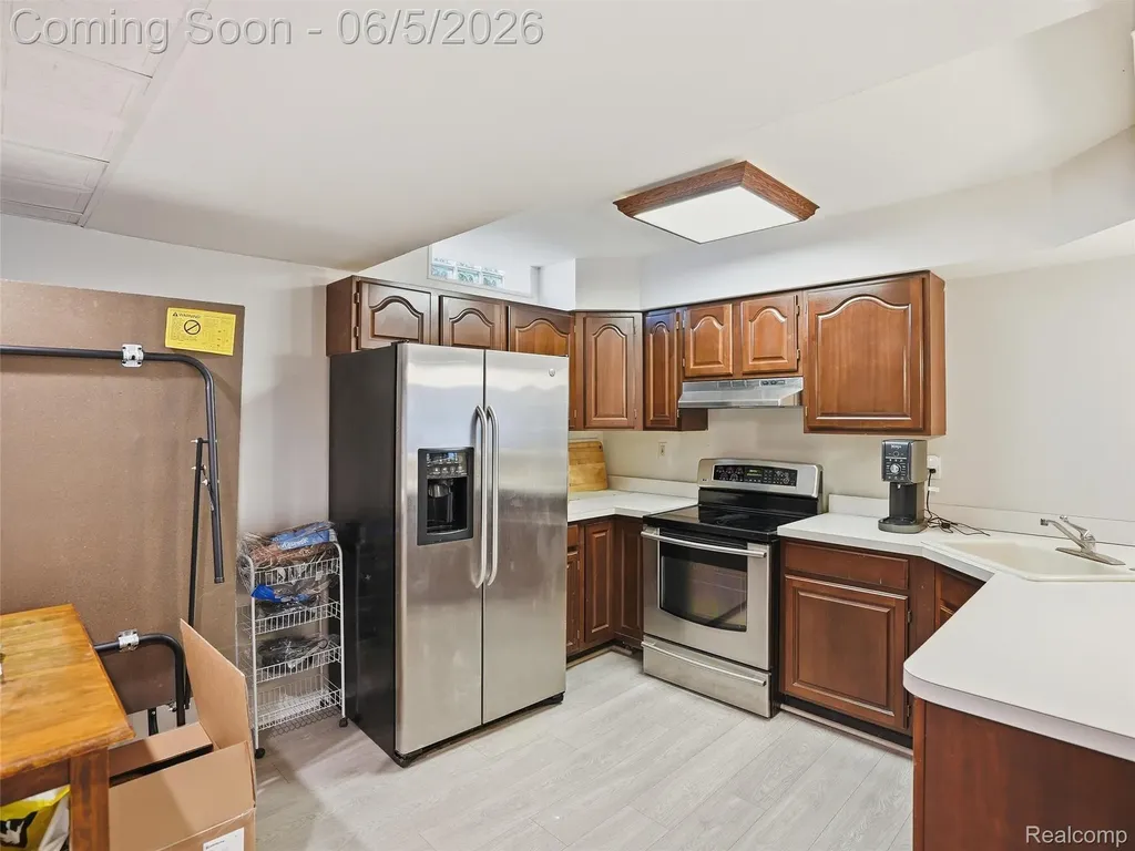 1232 Bradbury Drive Troy City MI 48098