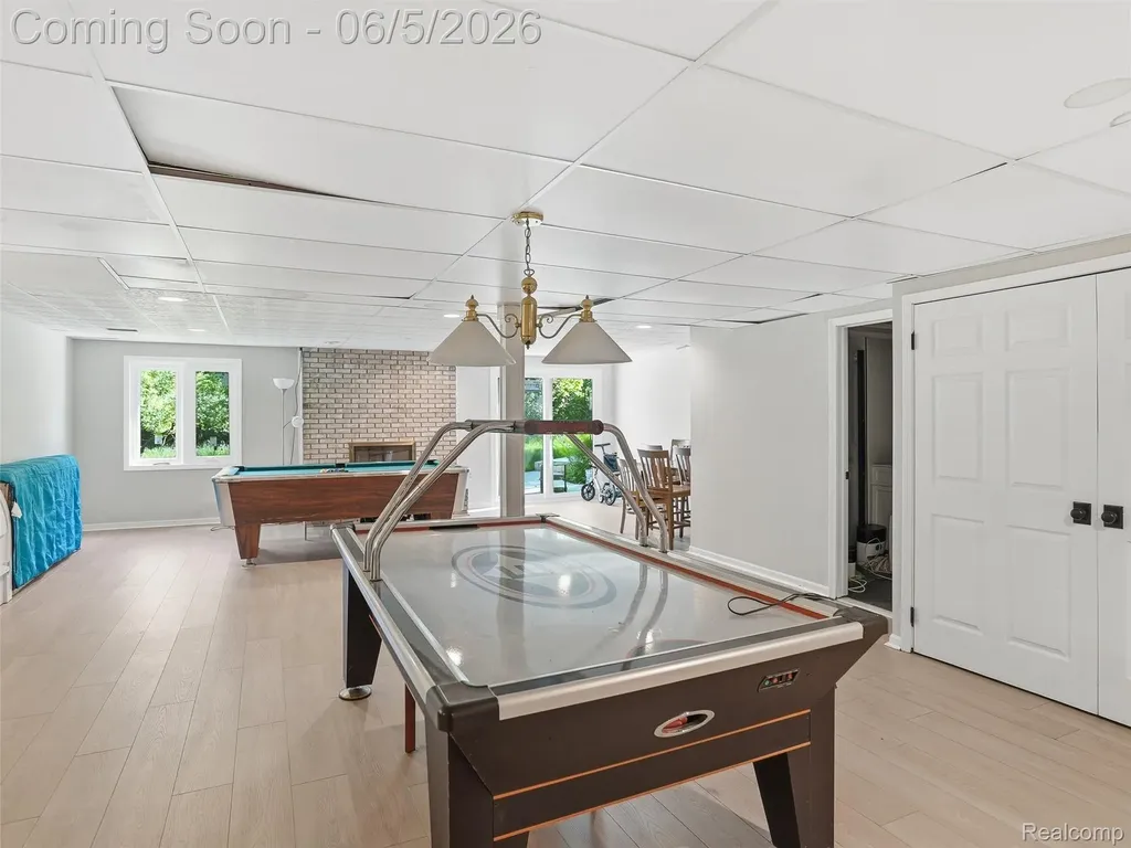 1232 Bradbury Drive Troy City MI 48098