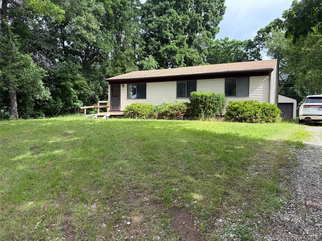 718 W Baker Road Highland Charter Township MI 48357