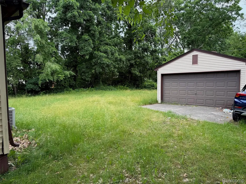 718 W Baker Road Highland Charter Township MI 48357