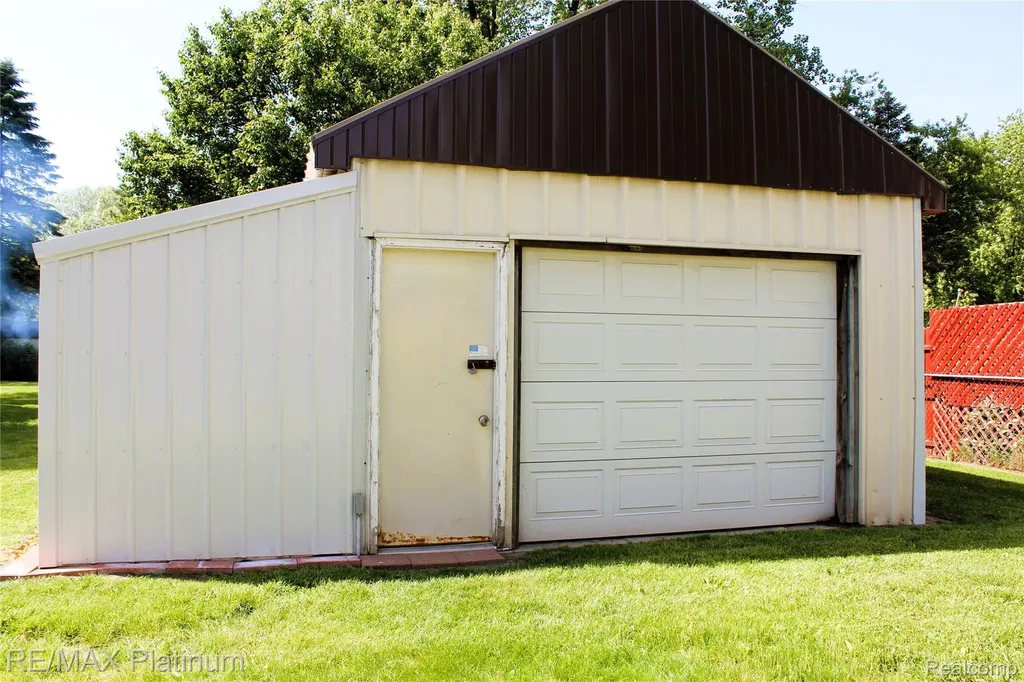 5615 Cherokee Bend Genoa Township MI 48843