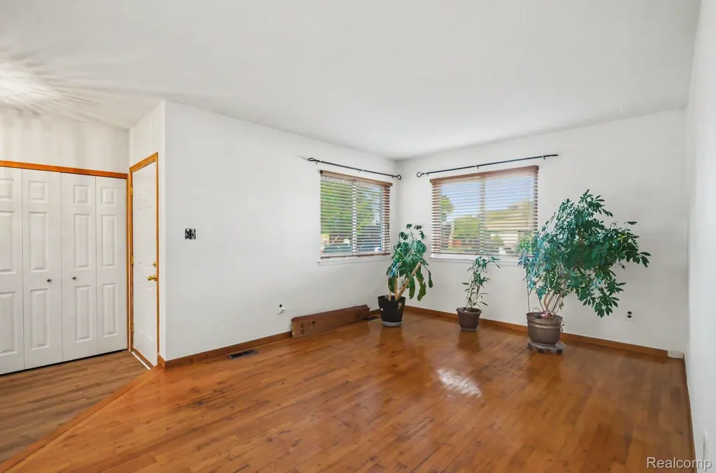 35252 Simon Drive Clinton Charter Township MI 48035