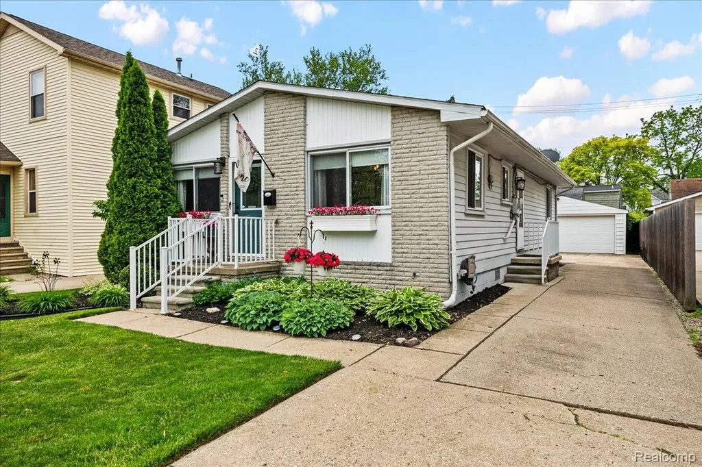 2393 Beverly Boulevard Berkley City MI 48072