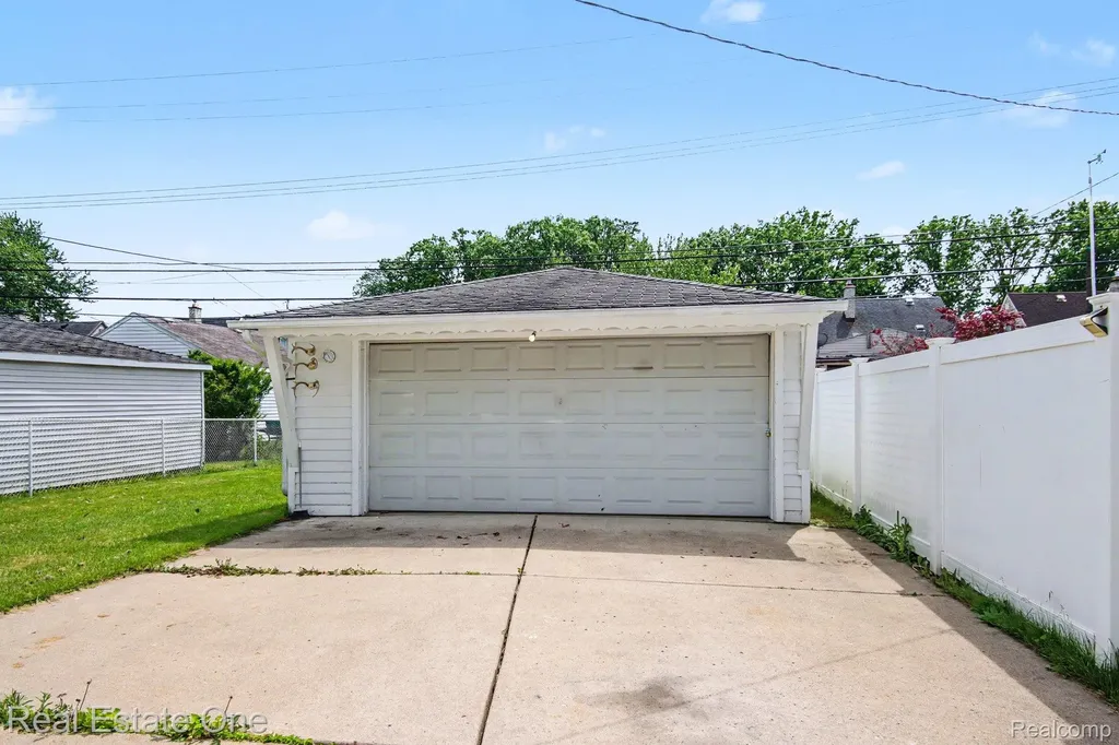 13711 Backus Street Southgate City MI 48195