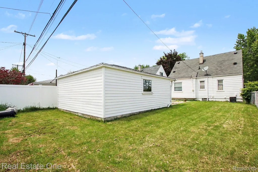 13711 Backus Street Southgate City MI 48195