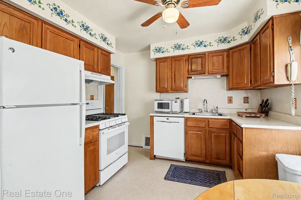13711 Backus Street Southgate City MI 48195