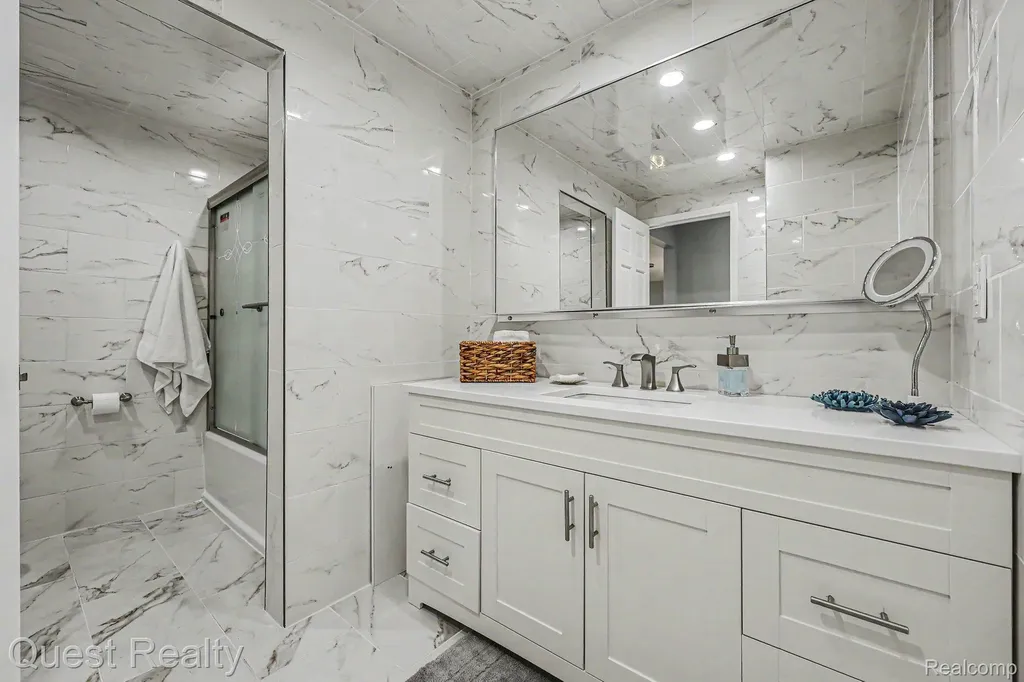 6893 Pebble Park Circle West Bloomfield Charter Township MI 48322
