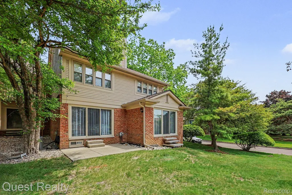 6893 Pebble Park Circle West Bloomfield Charter Township MI 48322