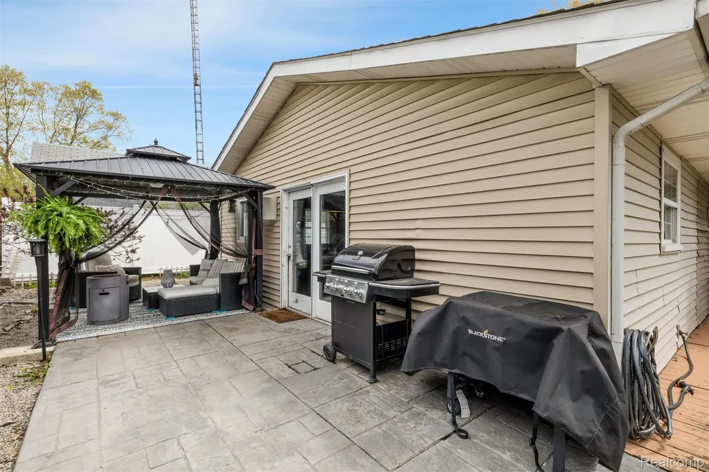 415 Leon Road Walled Lake City MI 48390