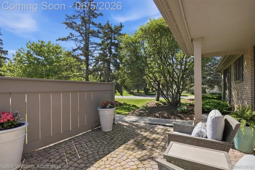 29429 Regents Pointe Farmington Hills City MI 48331