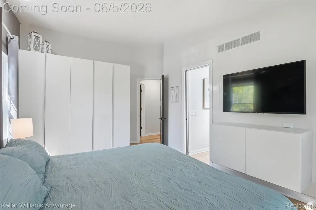 29429 Regents Pointe Farmington Hills City MI 48331