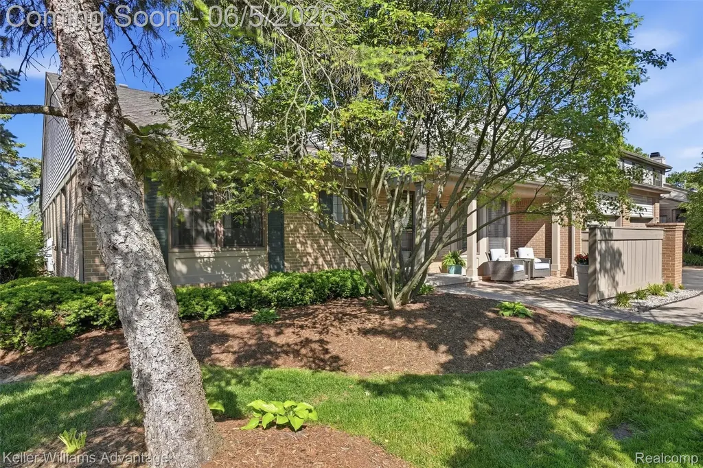29429 Regents Pointe Farmington Hills City MI 48331