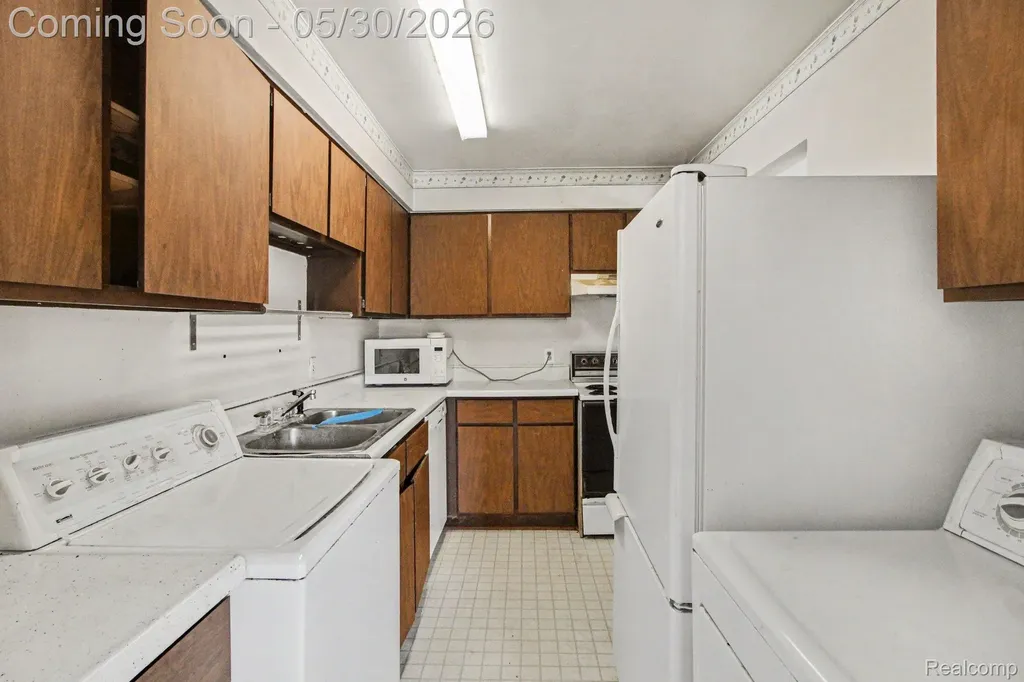 1880 Colonial Village Way Waterford Charter Township MI 48328