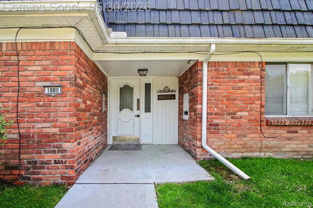 1880 Colonial Village Way Waterford Charter Township MI 48328