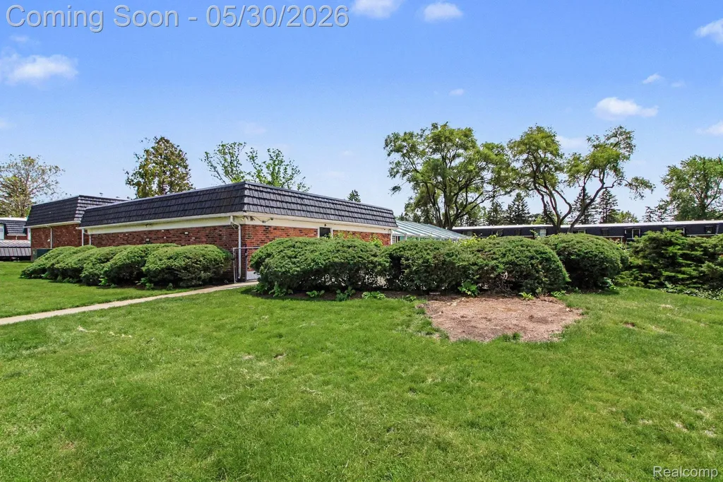 1880 Colonial Village Way Waterford Charter Township MI 48328