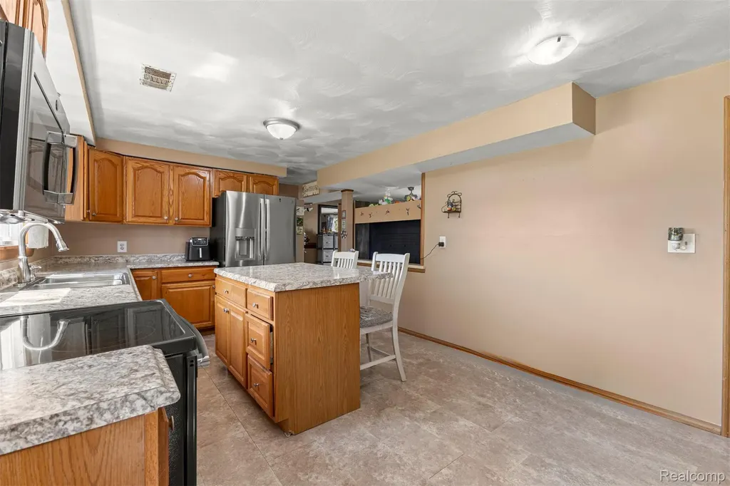 22646 Candace Drive Rockwood City MI 48173