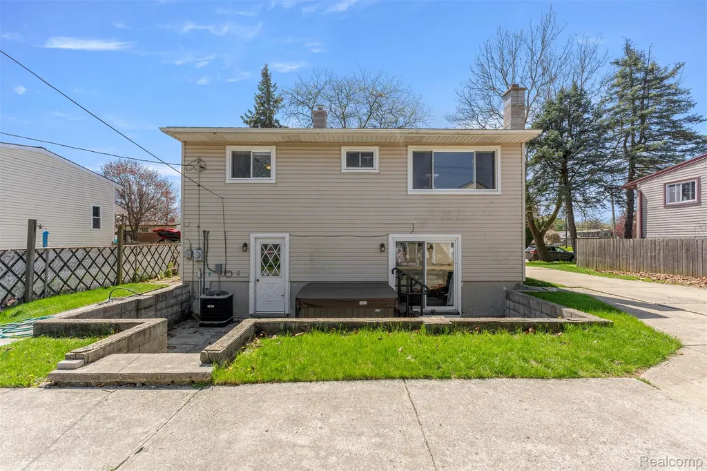 22646 Candace Drive Rockwood City MI 48173