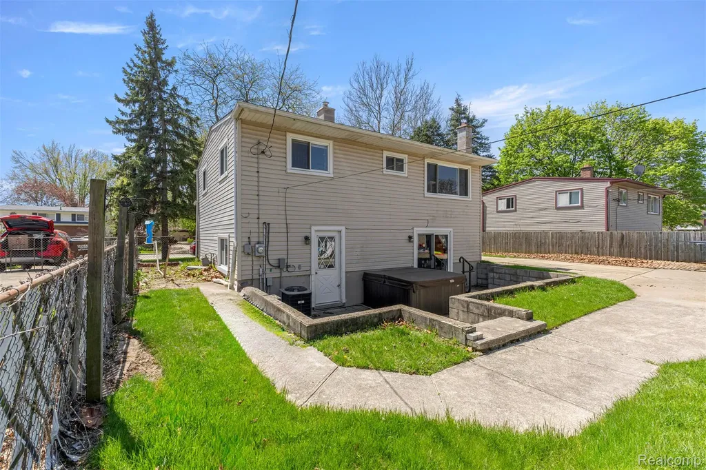 22646 Candace Drive Rockwood City MI 48173
