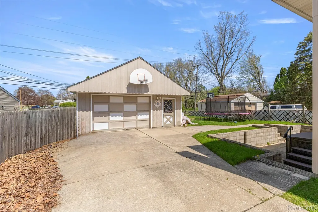 22646 Candace Drive Rockwood City MI 48173