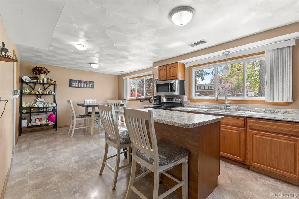22646 Candace Drive Rockwood City MI 48173