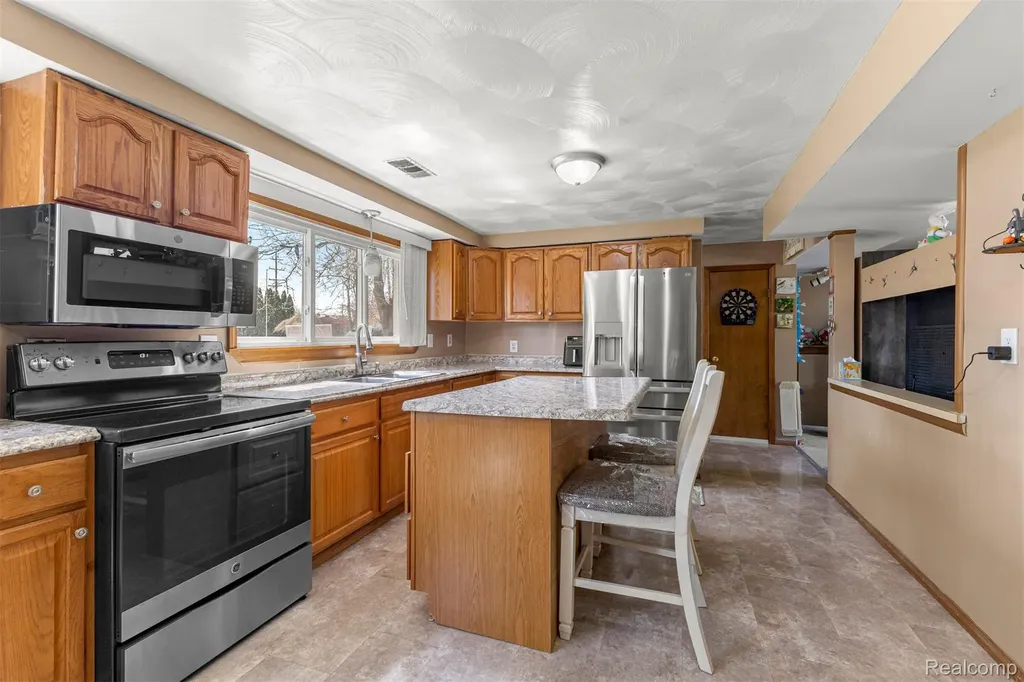 22646 Candace Drive Rockwood City MI 48173