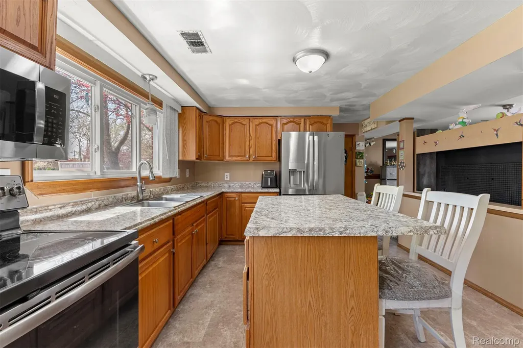 22646 Candace Drive Rockwood City MI 48173