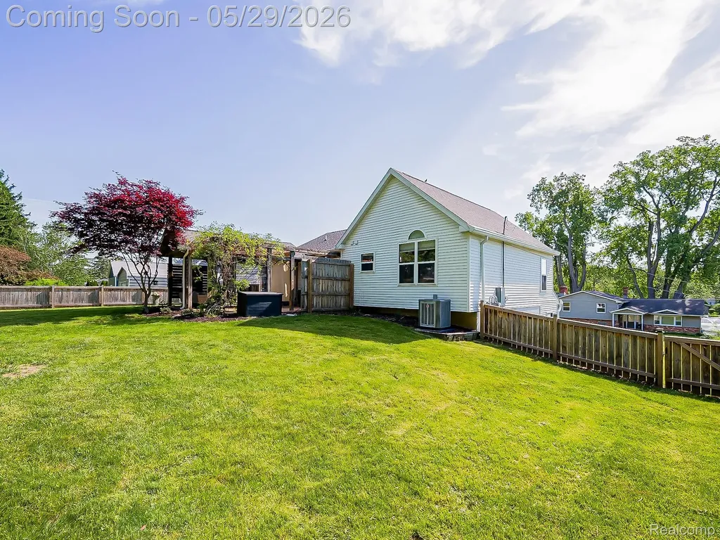 11220 Silver Drive Hamburg Township MI 48189