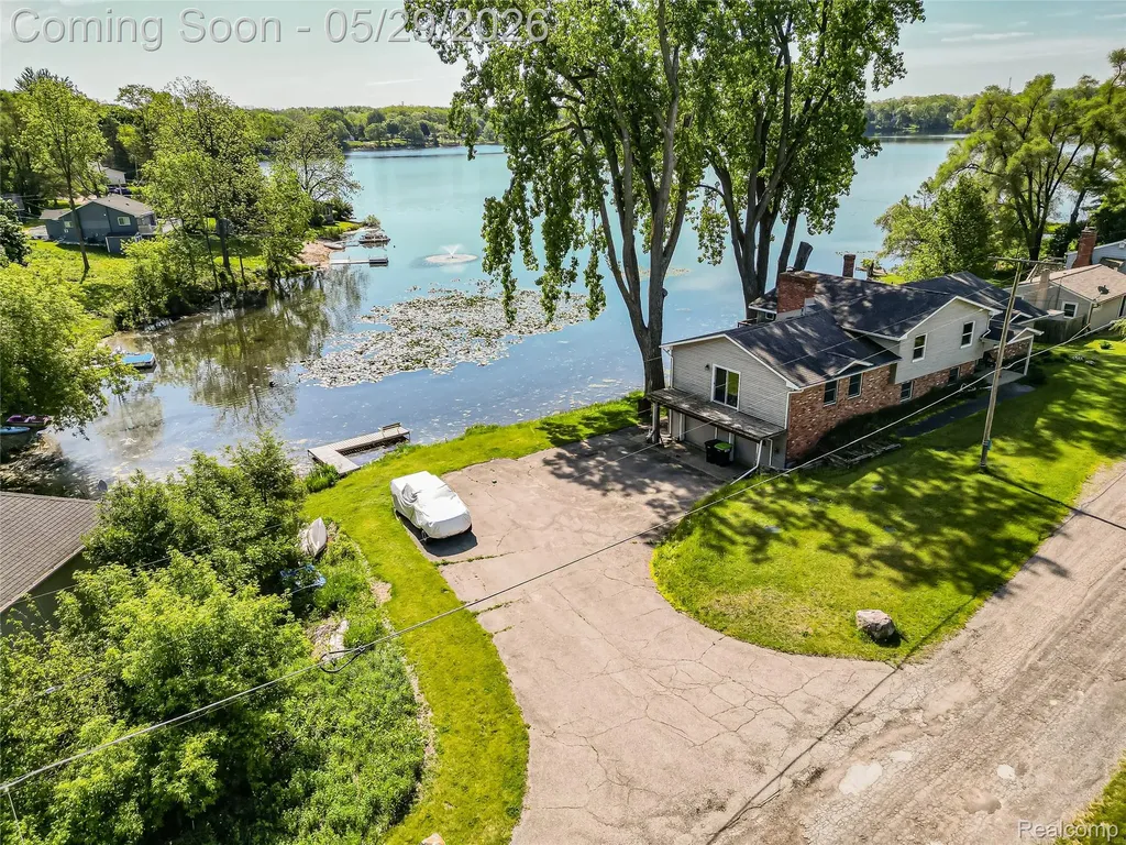 11220 Silver Drive Hamburg Township MI 48189