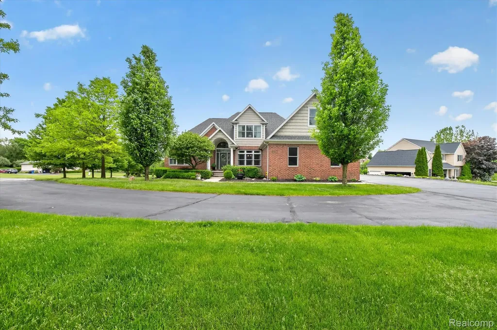 8746 N Hills Court Hartland Township MI 48843