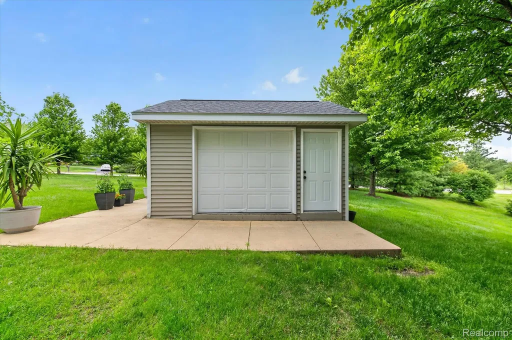 8746 N Hills Court Hartland Township MI 48843
