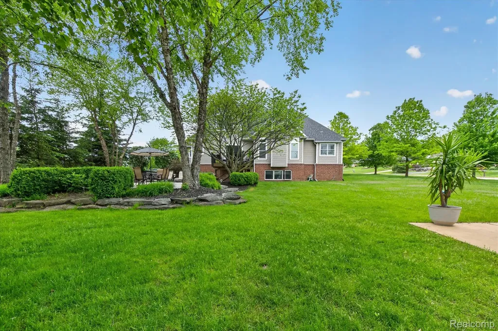 8746 N Hills Court Hartland Township MI 48843