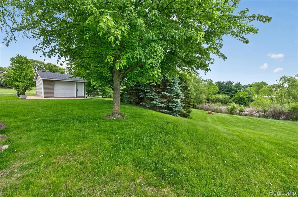 8746 N Hills Court Hartland Township MI 48843