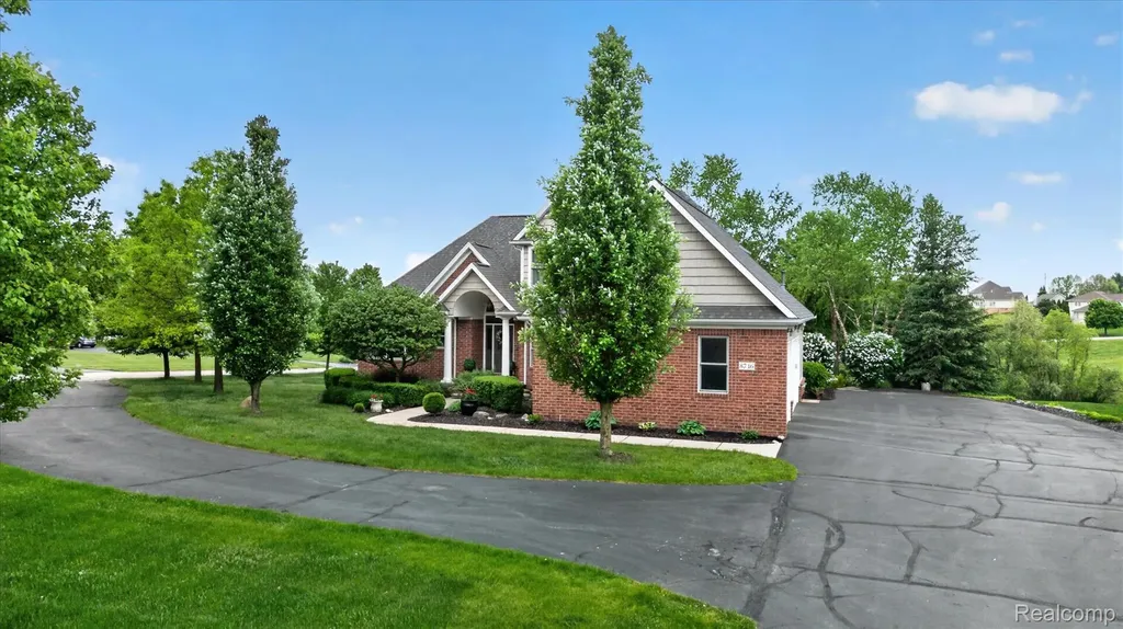 8746 N Hills Court Hartland Township MI 48843