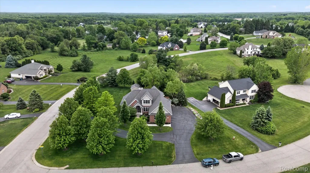 8746 N Hills Court Hartland Township MI 48843