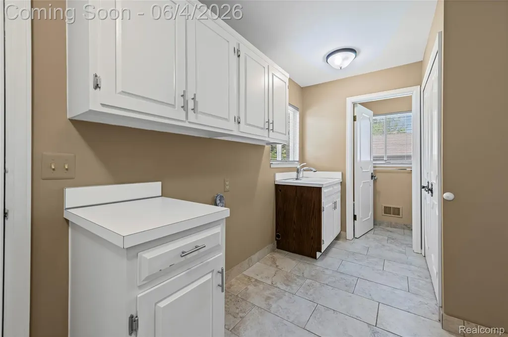 739 Ballantyne Road Village Of Grosse Pointe Shores City MI 48236