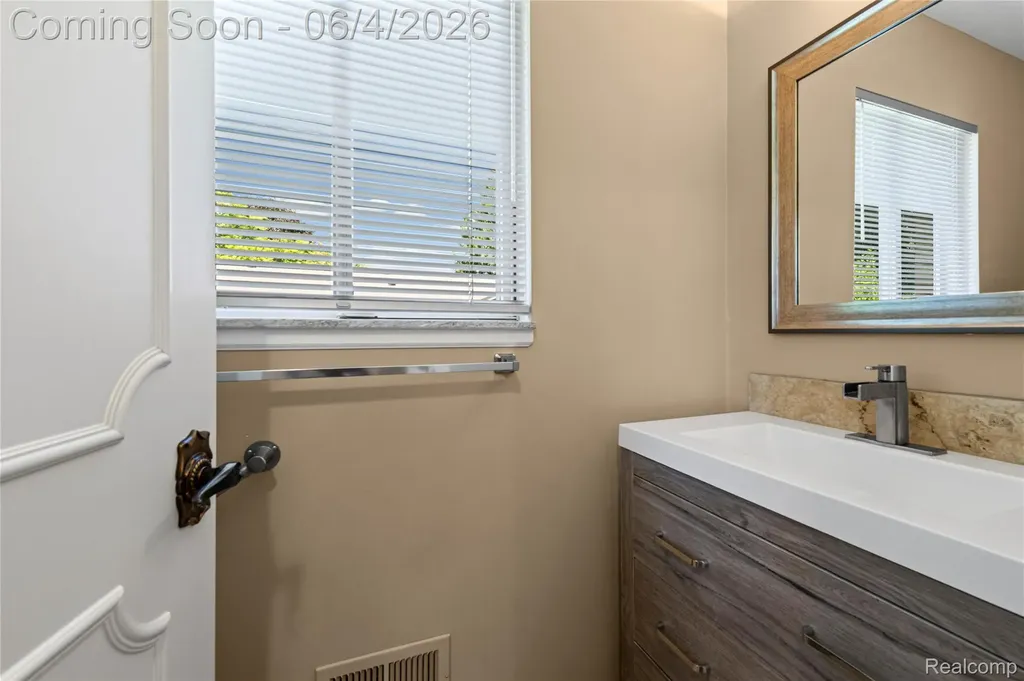 739 Ballantyne Road Village Of Grosse Pointe Shores City MI 48236