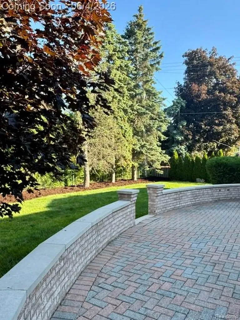 739 Ballantyne Road Village Of Grosse Pointe Shores City MI 48236